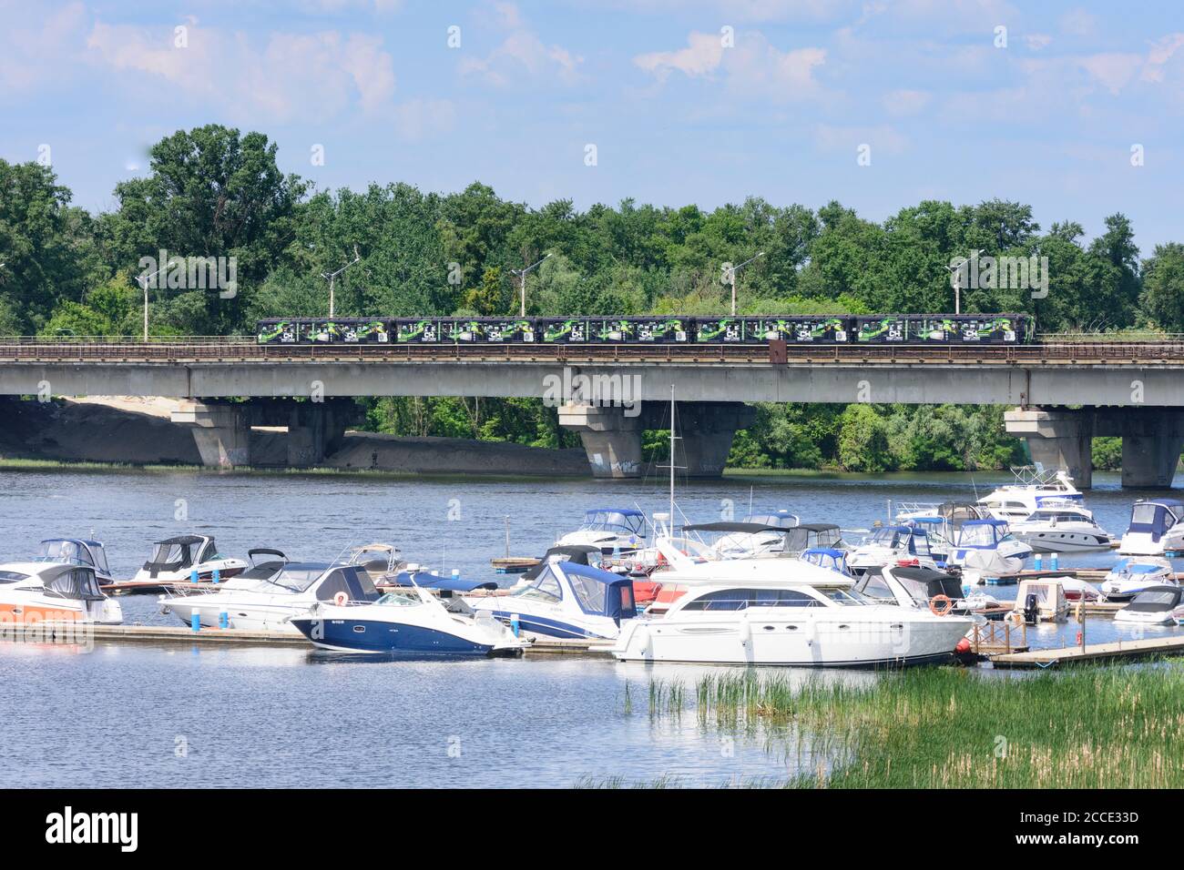 Kiew (Kiew), Seitenarm des Flusses Dnipro (Dnjepr), U-Bahn, Yacht in Kiew, Ukraine Stockfoto