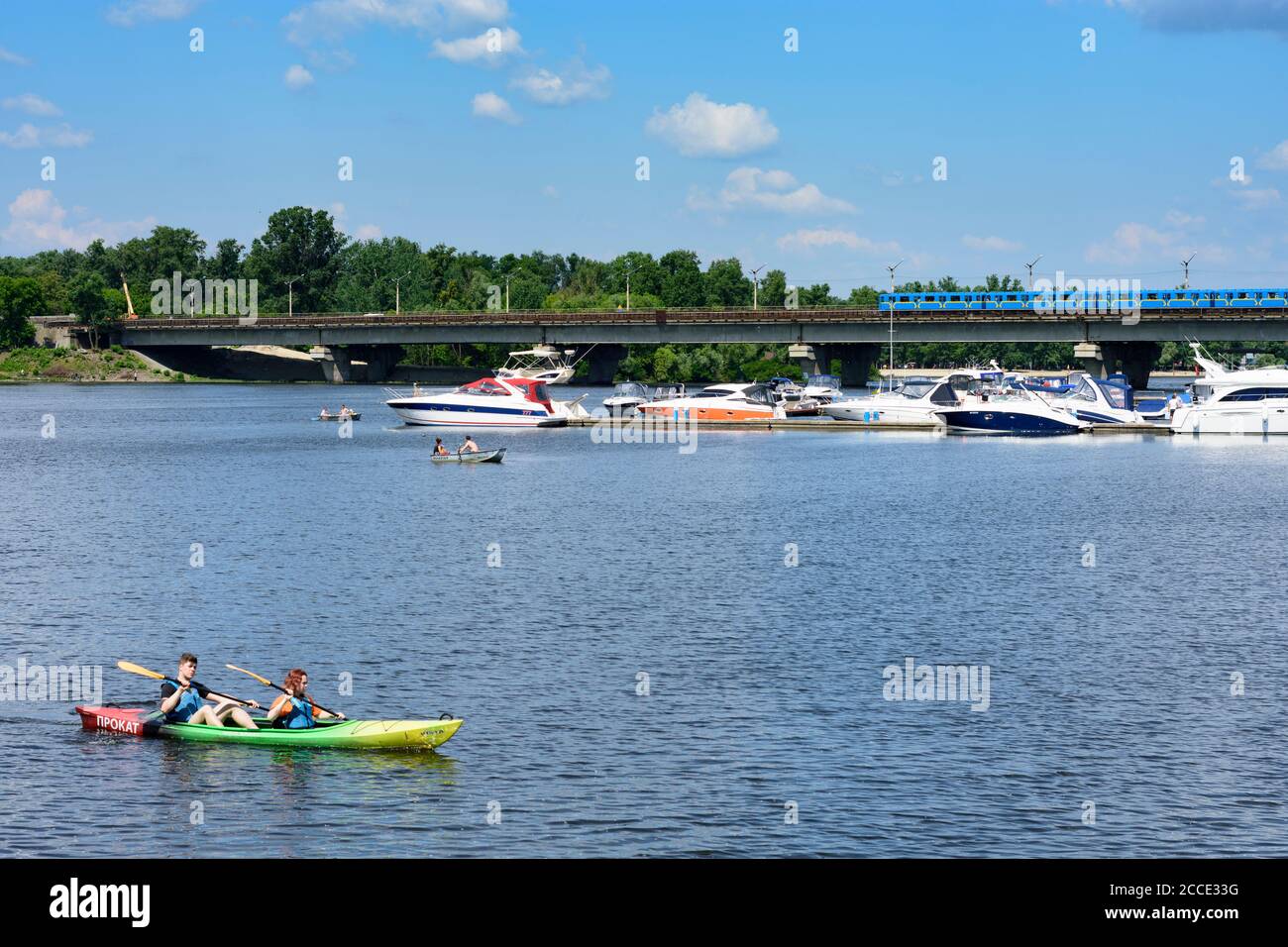 Kiew (Kiew), Seitenarm des Flusses Dnipro (Dnjepr), U-Bahn, Kanu, Yacht in Kiew, Ukraine Stockfoto