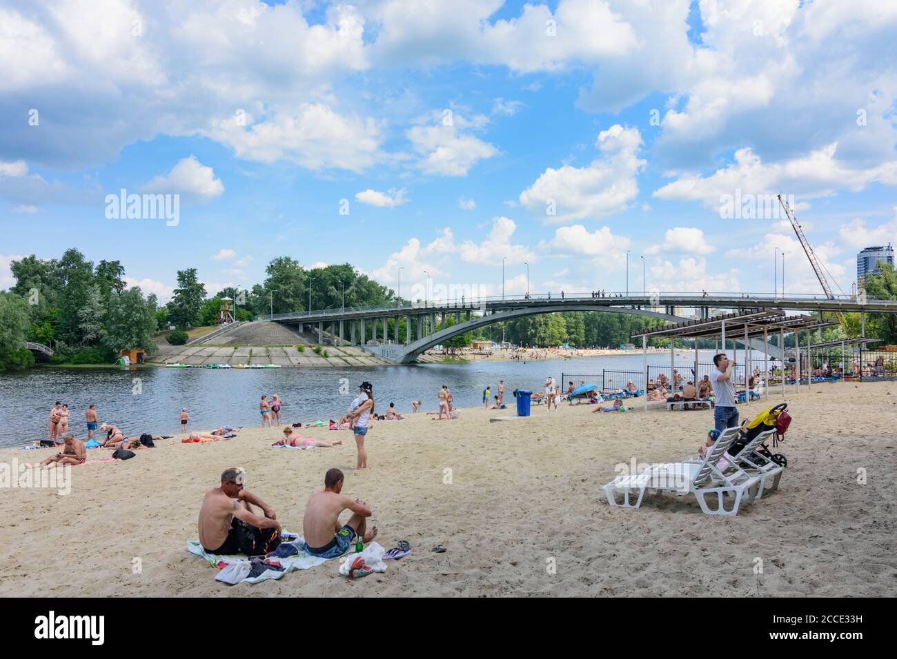 Kiew (Kiew), Venezianischer Kanal, Ufer des Flusses Dnipro (Dnjepr), Venezianische Brücke, Strand, Bade in Kiew, Ukraine Stockfoto