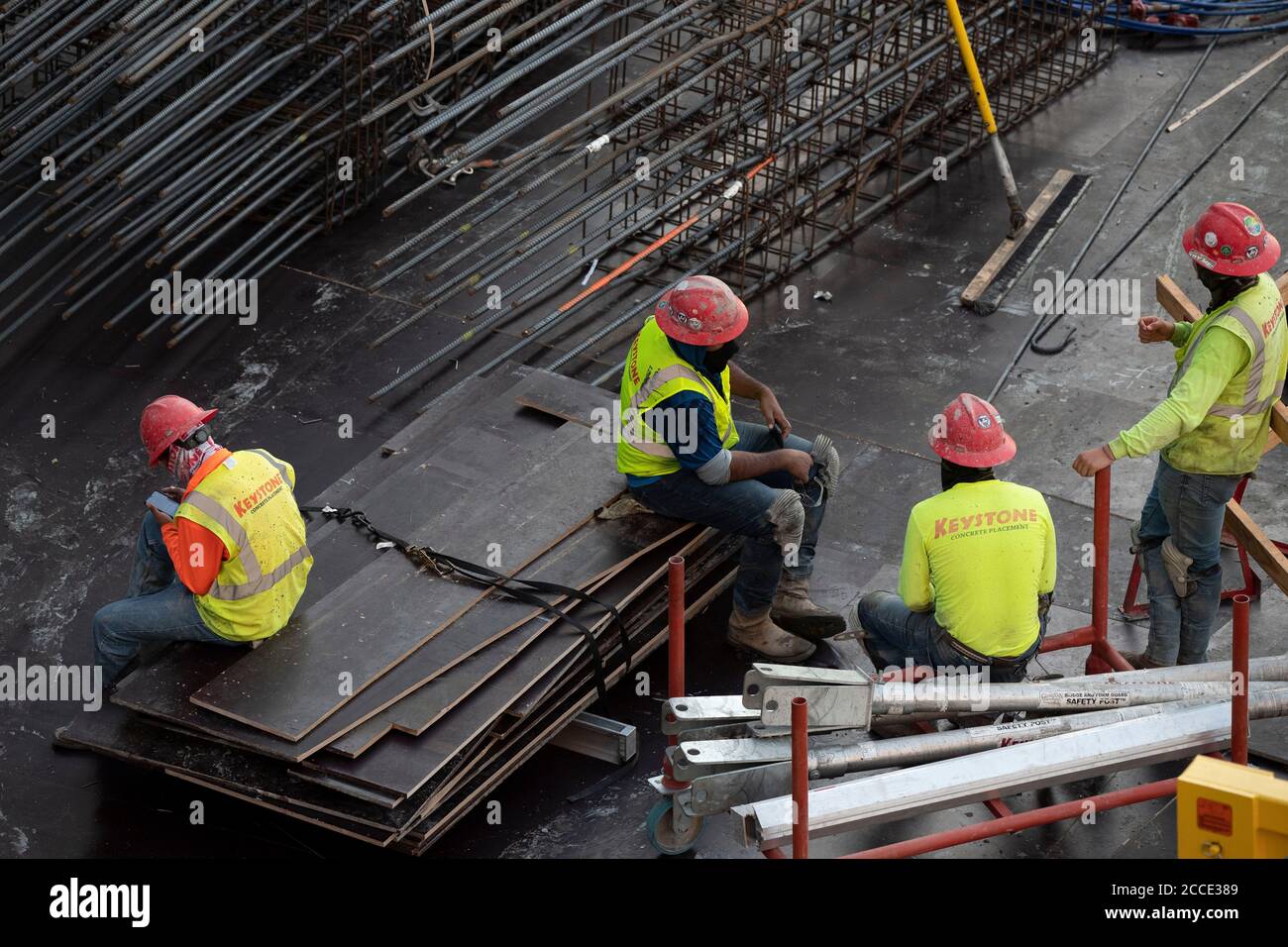 Austin, TX USA 25. Juli 2020: Die Betoncrew macht eine Pause, nachdem sie in der Tiefgarage eines 53-stöckigen Gebäudes bei einem nächtlichen Pausenausbruch in der Innenstadt von Austin, TX, gearbeitet hat. Trotz der landesweiten COVID-19-Pandemie und des Staates, der mit über einer halben Million Fällen und über 10,000 Todesfällen heimgesucht wird, werden in Texas weiterhin riesige Bauprojekte unvermindert durchgeführt. Stockfoto