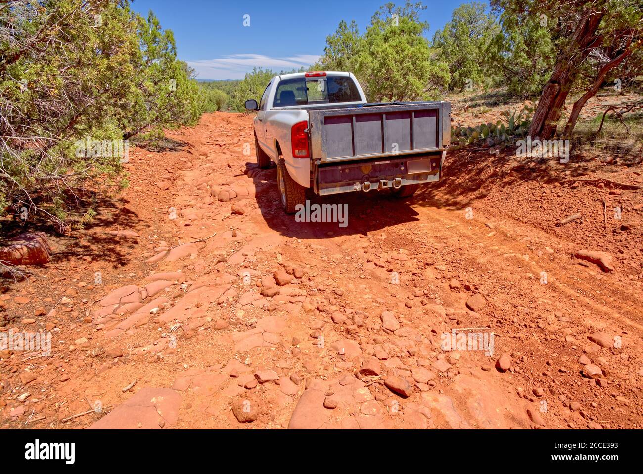 Ein 4x4 Pickup Truck, der auf einem sehr felsigen und rauen Abschnitt der Forest Service Road 573 in Prescott National Forest Arizona unterwegs ist. Stockfoto