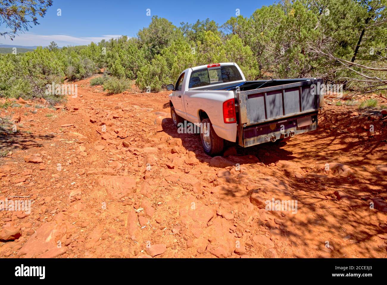 Ein 4x4 Pickup Truck, der auf einem sehr felsigen und rauen Abschnitt der Forest Service Road 573 in Prescott National Forest Arizona unterwegs ist. Stockfoto