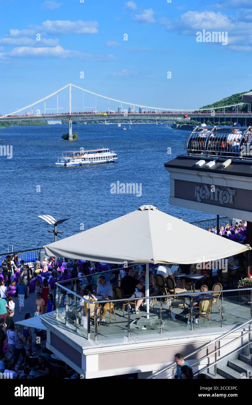 Kiew (Kiew), Fluss Dnipro (Dnjepr), Parkovy (Fußgängerbrücke), Blick vom River Port Passagierterminal, Passagierschiff in Podil, Kiew, Ukraine Stockfoto