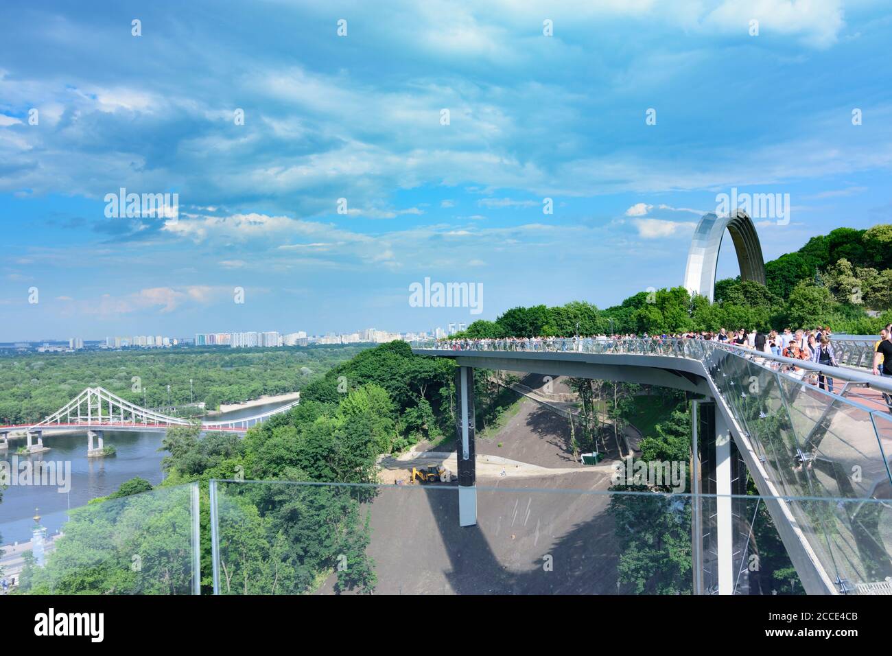 Kiew (Kiew), Glasboden Klitschko Fußgänger-Fahrrad-Brücke, People's Friendship Arch (Friendship of Nations Monument), Titan Bogen, Fluss Dnipro ( Stockfoto