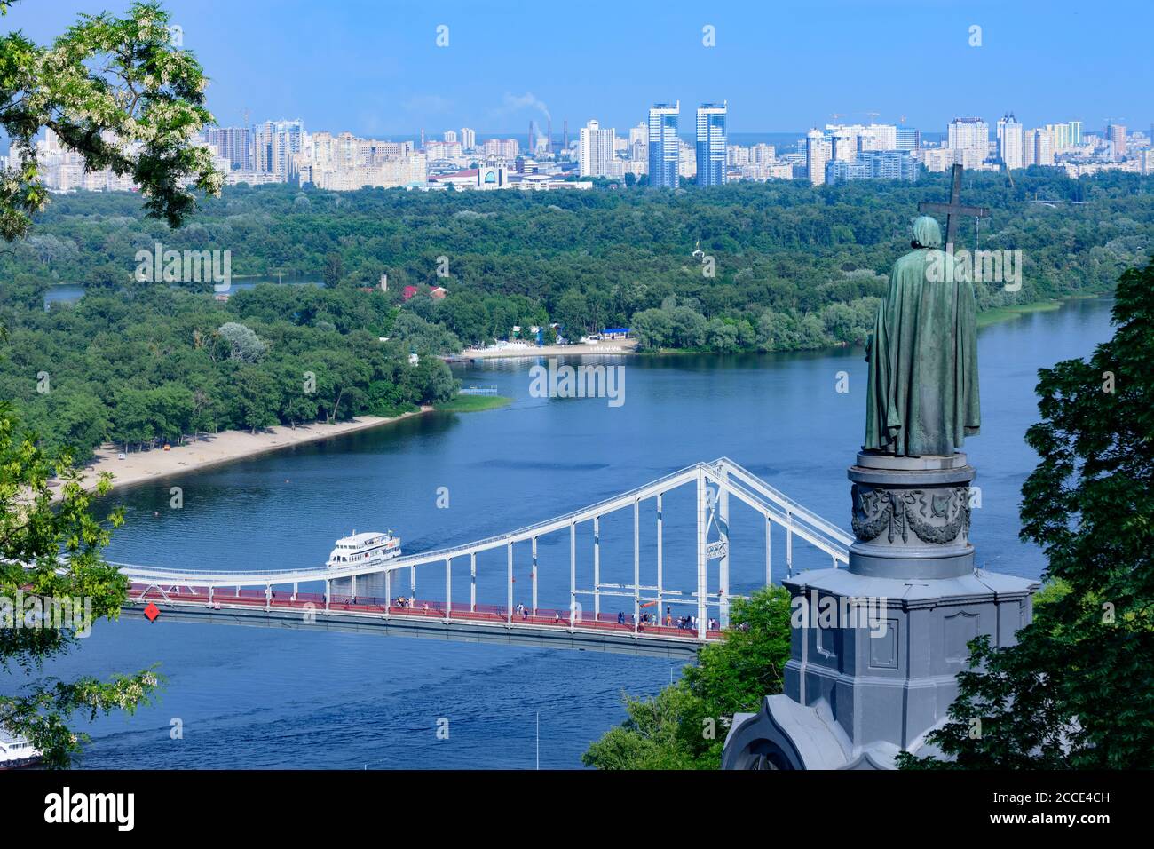 Kiew (Kiew), St. Vladimir Monument, Wolodymyrska Hill oder St. Volodymyr Hill, Fluss Dnipro (Dnjepr), Parkovy (Fußgängerbrücke) zur Trukhaniv Isla Stockfoto