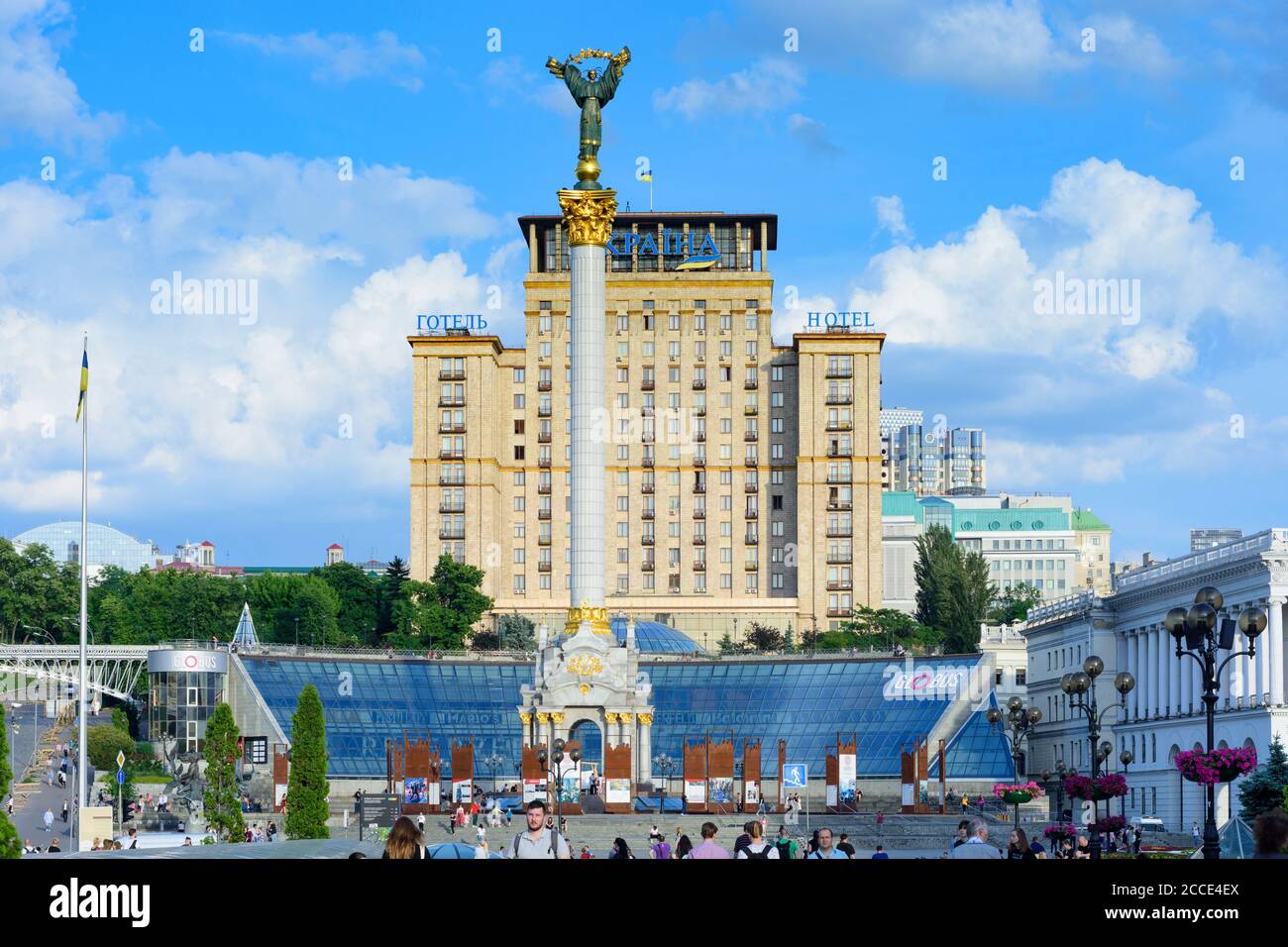 Kiew (Kiew), Maidan Nezalezhnosti (Unabhängigkeitsplatz), 'Hlobus' (Globe) unterirdisches Einkaufszentrum, Hotel Ukraine, Unabhängigkeitsdenkmal in Kiew, Ukr Stockfoto