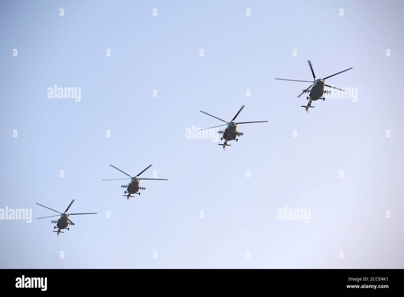 Angriff Hubschrauber fliegen in den Himmel. Militärparade Stockfoto