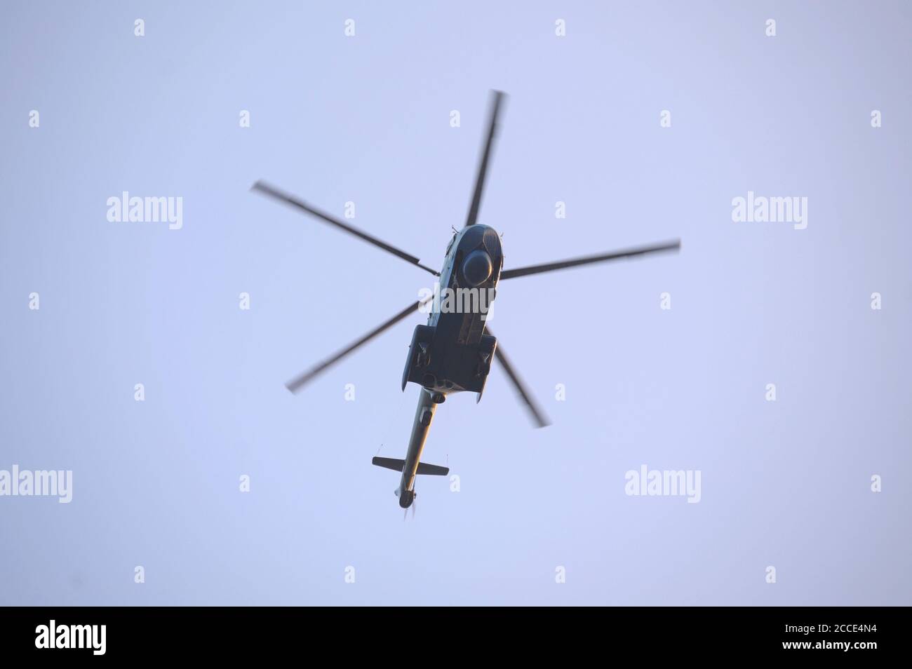 Angriff Hubschrauber fliegen in den Himmel. Militärparade Stockfoto