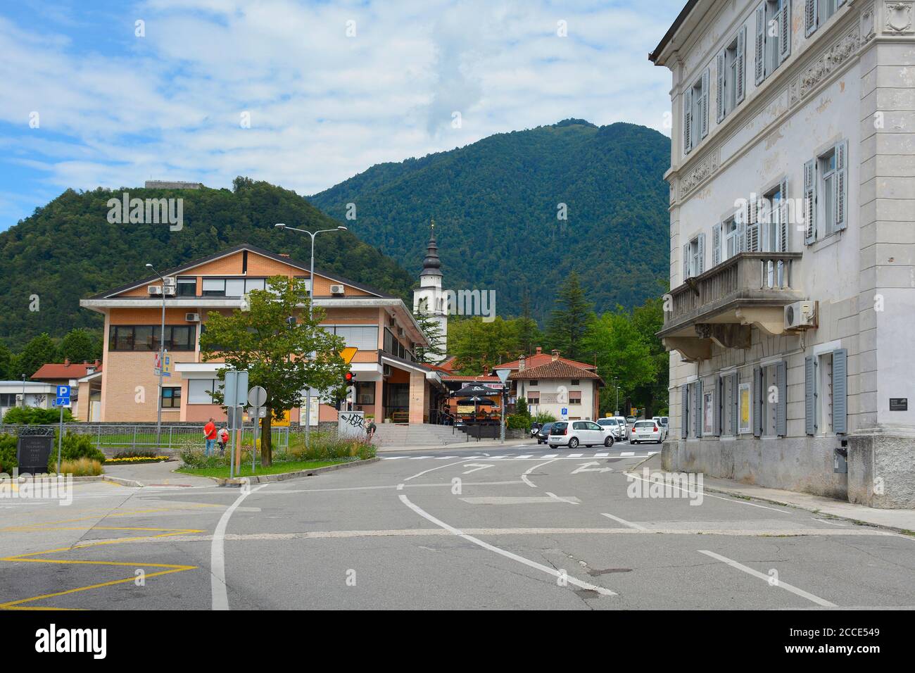 Tolmin, Slowenien - Juli 26 2020. Einer der Hauptkreuzungen in Tolmin in der Region Primorska im Westen Sloweniens Stockfoto