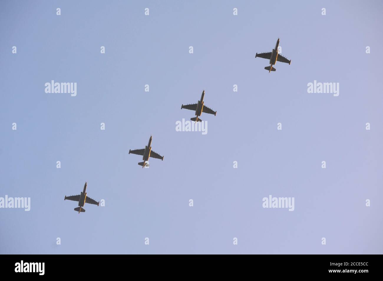 Kampfflugzeuge Luftjäger fliegen in den Himmel, Militärparade Stockfoto