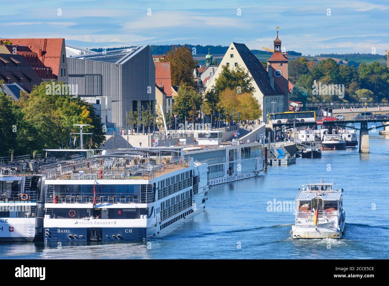 Regensburg, Donau (Donau), Eiserne Brücke, Steinerne Brücke (Steinbrücke, hinten), Kreuzfahrtschiff, Passagierschiff in der Oberpfalz, Binnen Stockfoto