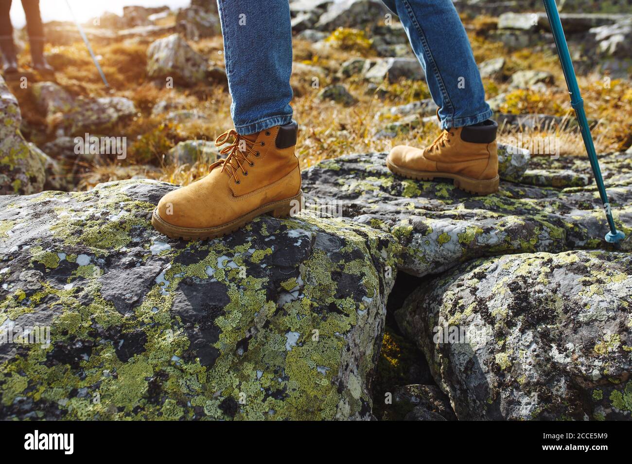 Männliche Stiefel auf Sommer Natur Trail, Grand Canyon Hintergrund. Active Lifestyle Adventure Gear Concept.Lifestyle Stockfoto