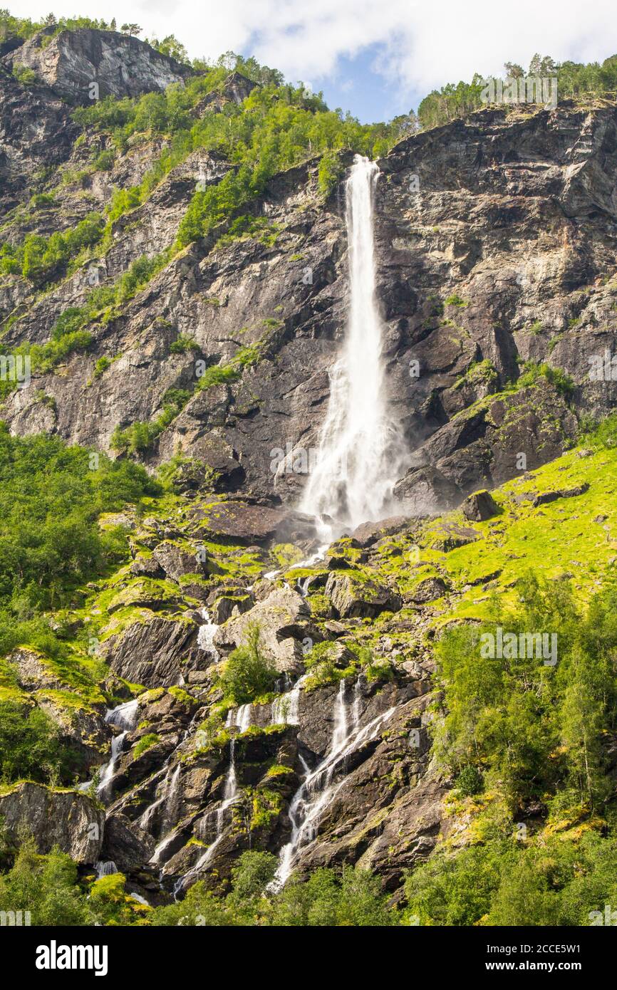 Riesiger Wasserfall Rjoandefossen an der Flam nach Myrdal Railway Line Norwegen Stockfoto