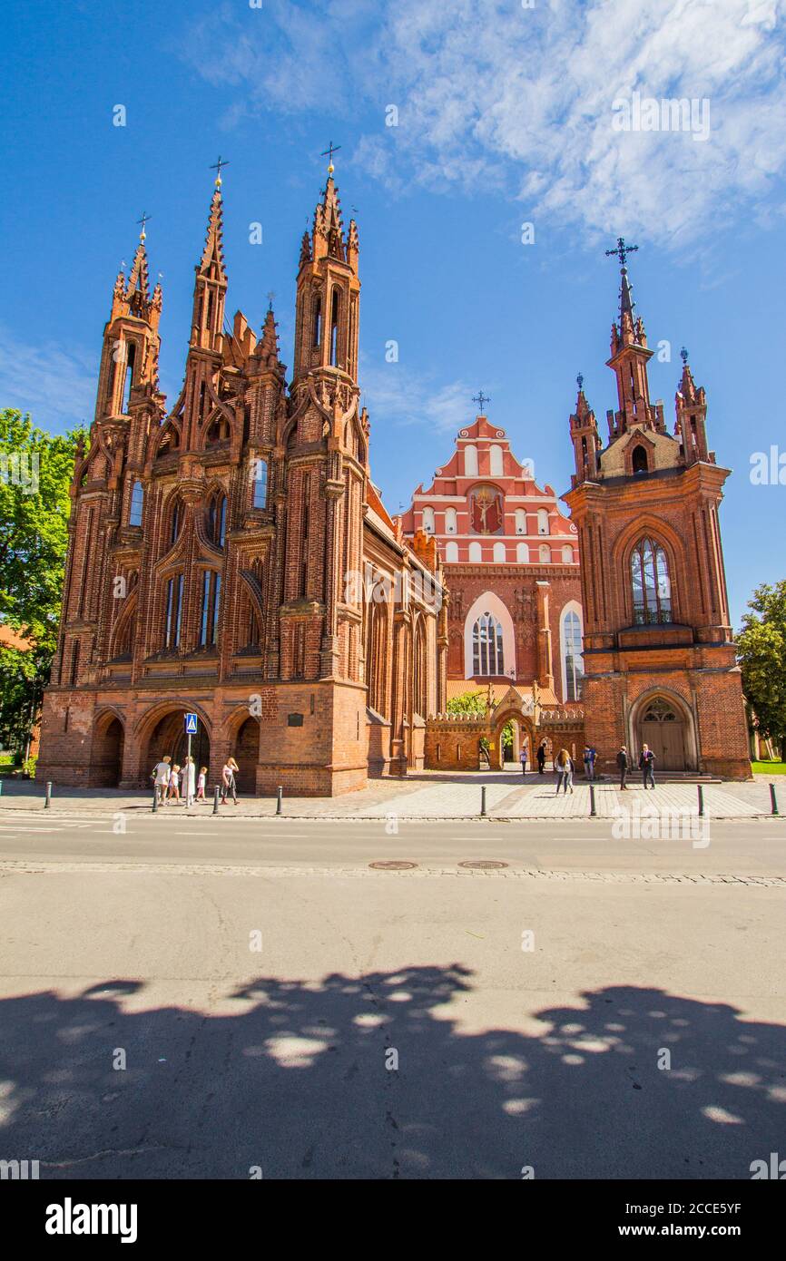 St. Anna-Kirche und die Kirche des Bernardinenklosters an sonnigen Tagen in der Altstadt von Vilnius, Litauen Stockfoto