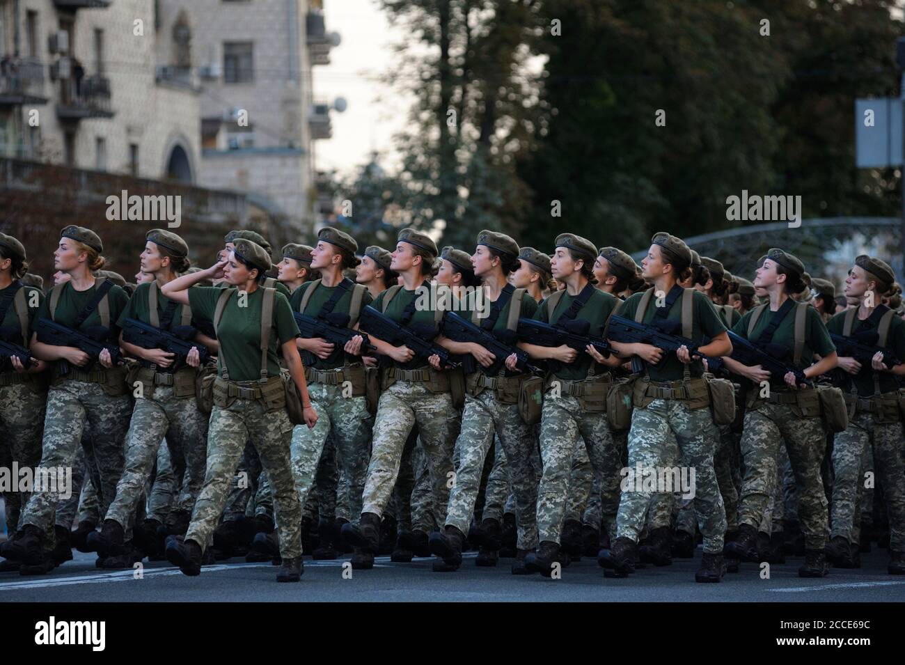 Soldatinnen eines Frauenbataillons, die mit Maschinengewehren auf einem Platz marschieren. Militärparade zum Tag der Unabhängigkeit der Ukraine gewidmet. August 24, Stockfoto