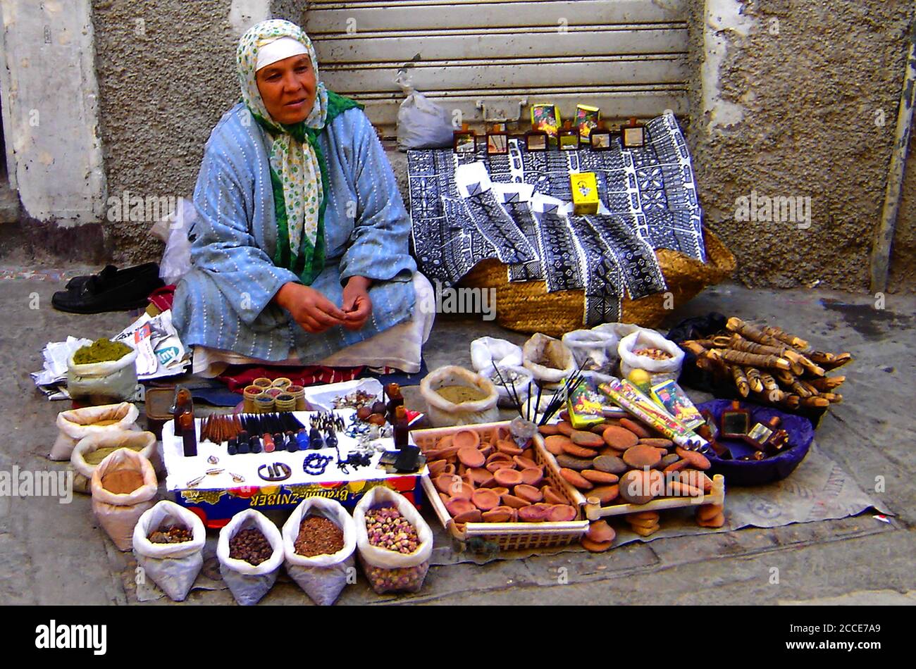 Oktober 2005 - die Medina ist ein von Mauern umschlossenes Gebiet mit einem Labyrinth von Souks (Marktplätzen), Gassen, Geschäften und Handwerkern, die ihre Waren verkaufen. Beim Kauf geht es immer um Feilschen. Dieses Foto zeigt eine Frau, die auf dem Boden sitzt und ihre Waren verkauft (Gewürze, Räucherstäbchen, Nüsse, Parfums, Nicks-Bugs usw.) Stockfoto