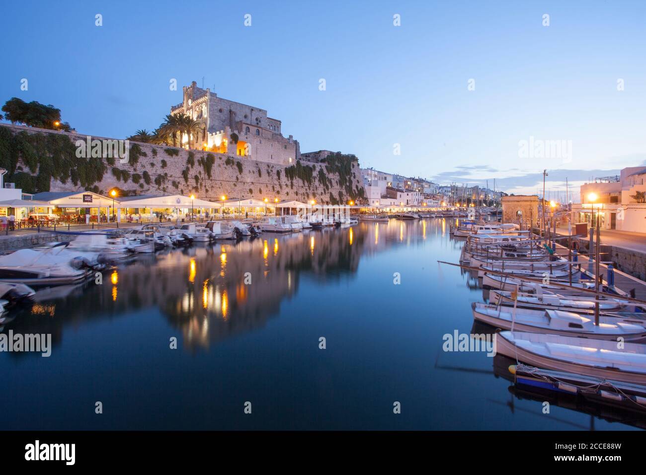 Alter Hafen mit Rathaus, Ciutadella, Menorca Stockfoto