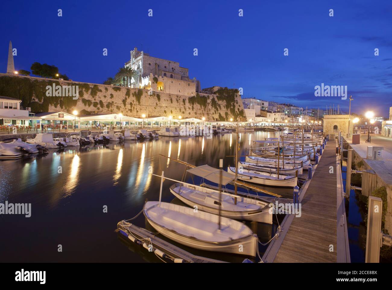 Alter Hafen mit Rathaus, Ciutadella, Menorca Stockfoto