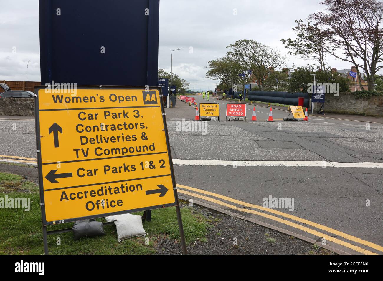 Troon, Ayrshire, Schottland, Großbritannien. August 2020. Einwohner von Troon sind mit Parkbeschränkungen und der Schließung von Fußwegen bei AIG WOMENS Open Golf unzufrieden, da ein weit verbreitetes Parkverbot und eine Schließung öffentlicher Parkplätze in Kraft treten. Aber es gibt keine Zuschauer. Die Bewohner fragen sich, warum die Straßensperrungen mit allen Einschränkungen, wenn es keine Zuschauer geben wird?“ Ein Bewohner sagte: „Es sieht ungefähr so aus, als wenn die Open mit mehr als 200,000 Menschen in die Stadt kommt. Kredit: Alister Firth/Alamy Live Nachrichten Stockfoto