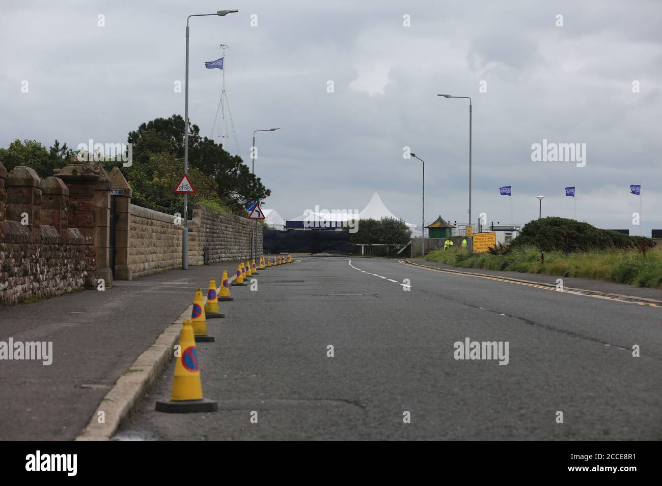 Troon, Ayrshire, Schottland, Großbritannien. August 2020. Einwohner von Troon sind mit Parkbeschränkungen und der Schließung von Fußwegen bei AIG WOMENS Open Golf unzufrieden, da ein weit verbreitetes Parkverbot und eine Schließung öffentlicher Parkplätze in Kraft treten. Aber es gibt keine Zuschauer. Die Bewohner fragen sich, warum die Straßensperrungen mit allen Einschränkungen, wenn es keine Zuschauer geben wird?“ Ein Bewohner sagte: „Es sieht ungefähr so aus, als wenn die Open mit mehr als 200,000 Menschen in die Stadt kommt. Kredit: Alister Firth/Alamy Live Nachrichten Stockfoto