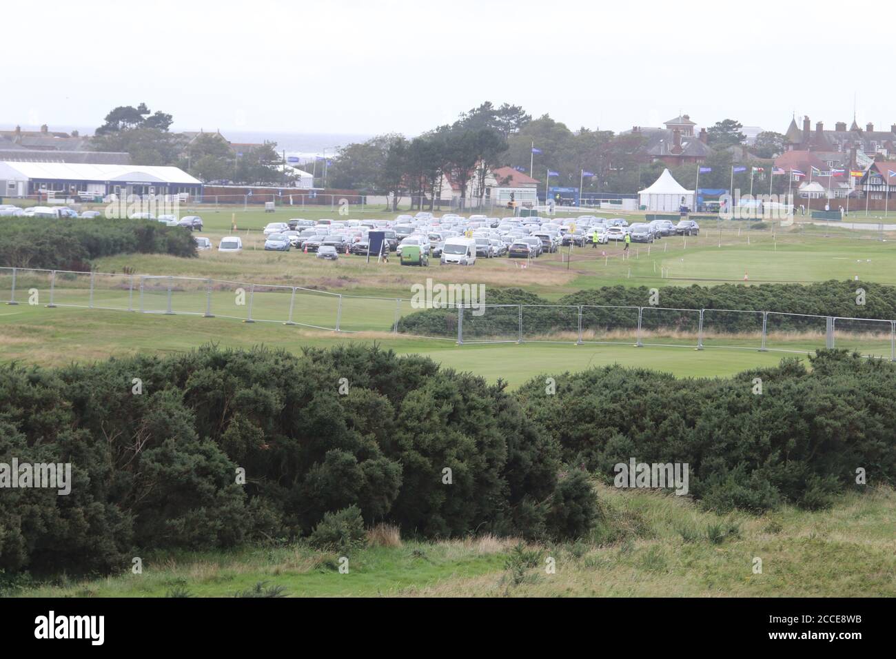 Troon, Ayrshire, Schottland, Großbritannien. August 2020. Einwohner von Troon sind mit Parkbeschränkungen und der Schließung von Fußwegen bei AIG WOMENS Open Golf unzufrieden, da ein weit verbreitetes Parkverbot und eine Schließung öffentlicher Parkplätze in Kraft treten. Aber es gibt keine Zuschauer. Die Bewohner fragen sich, warum die Straßensperrungen mit allen Einschränkungen, wenn es keine Zuschauer geben wird?“ Ein Bewohner sagte: „Es sieht ungefähr so aus, als wenn die Open mit mehr als 200,000 Menschen in die Stadt kommt. Kredit: Alister Firth/Alamy Live Nachrichten Stockfoto