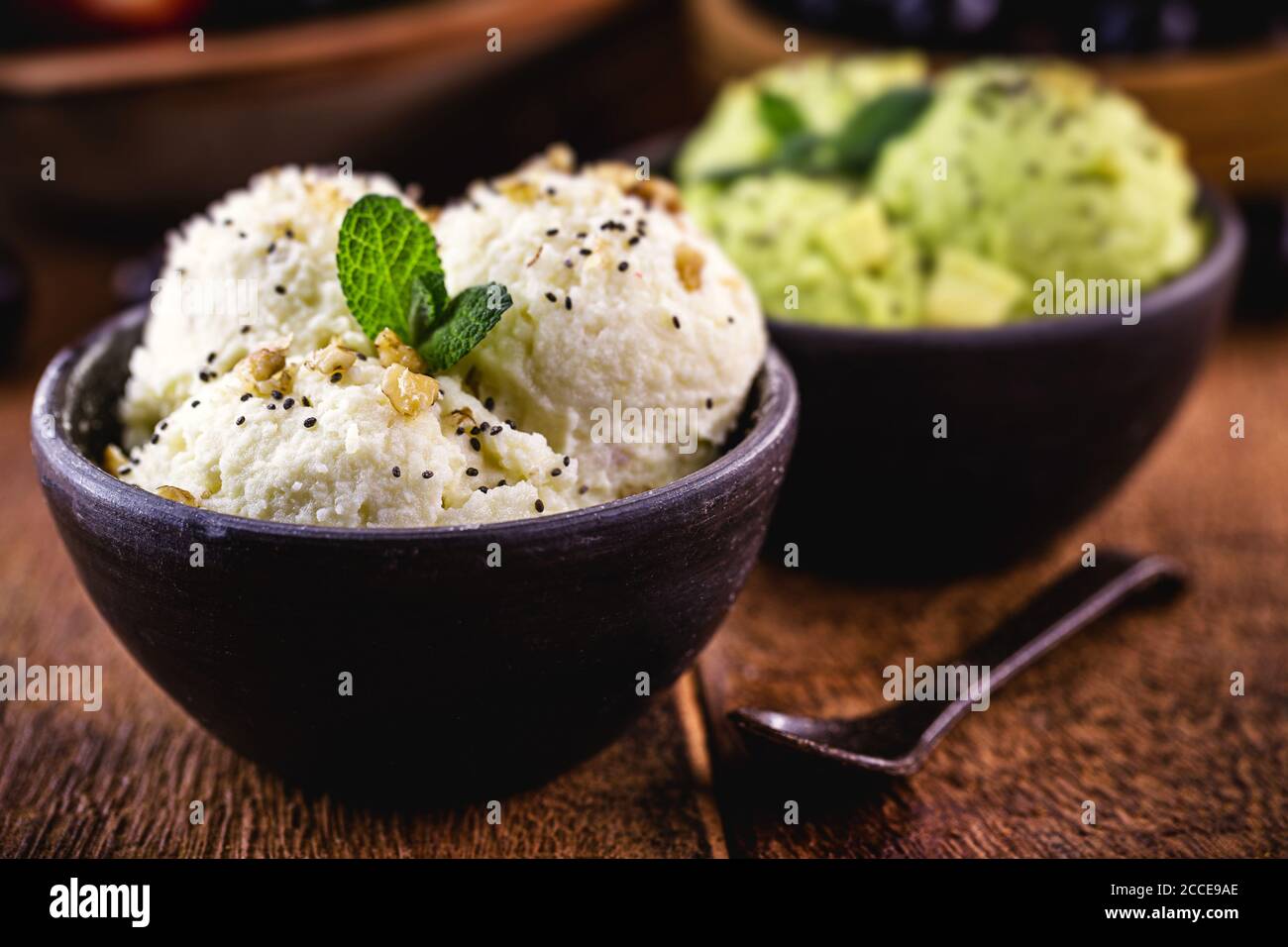 Nicecream - gefrorenes Bananeneis. Bananencreme als veganes Eis serviert. Stockfoto