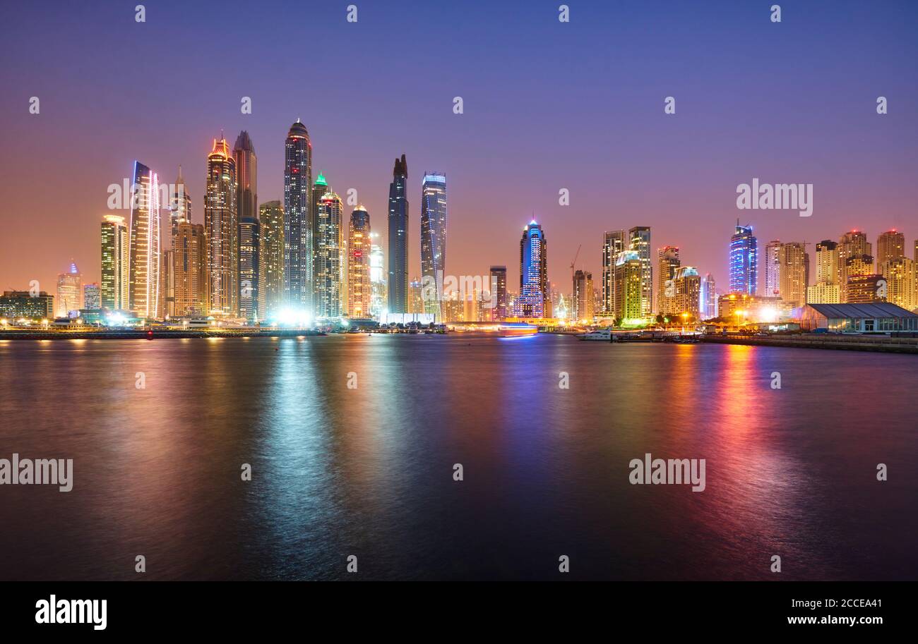 Dubai, VAE, Emirate, Vereinigte Arabische Emirate, Naher Osten, Afrika, Skyline von Dubai Harbour bei Nacht, Stockfoto