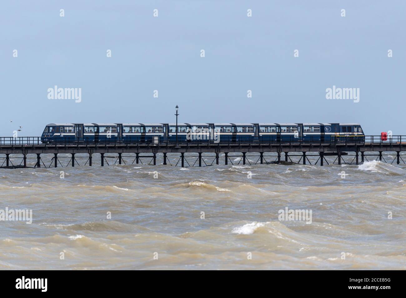 Southend Pier Zug in Southend on Sea, Essex, UK, während der starken Winde des Sturms Ellen, bei Flut. Große Wellen an der Themse-Mündung um die Beine des Piers Stockfoto