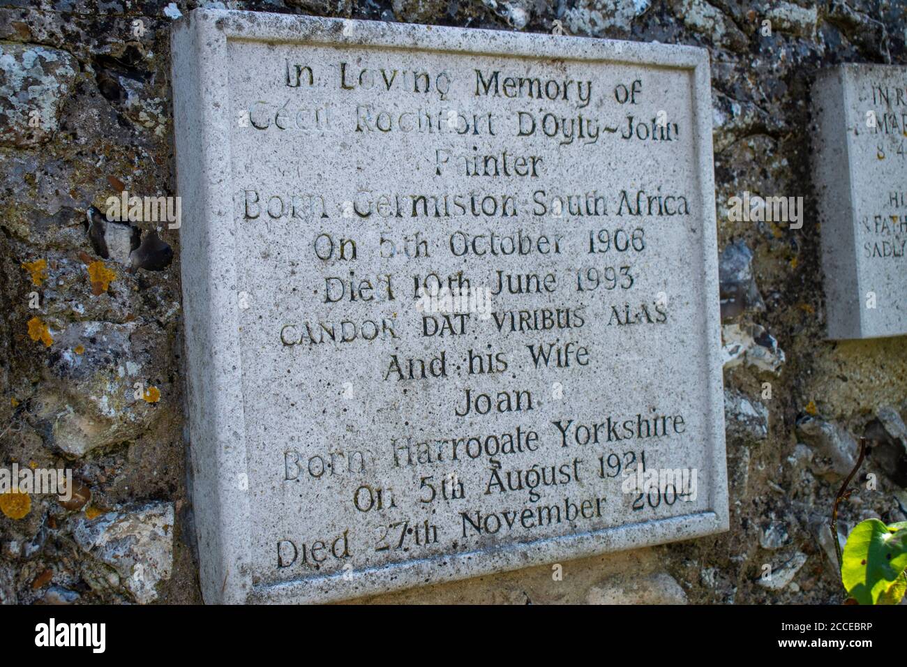 Tafel am St. Margaret's Chuch in Rottingdean für Cecil Rochfort D'oyly John, einen berühmten Ölmaler Südfrankreichs. Stockfoto