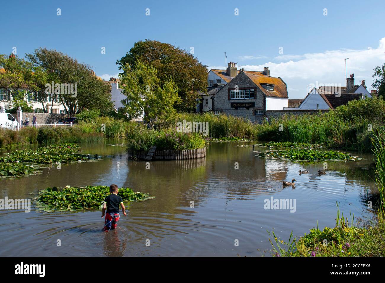 Der hübsche Teich in einer malerischen Umgebung im Küstendorf Rottingdean in der Nähe von Brighton. Stockfoto