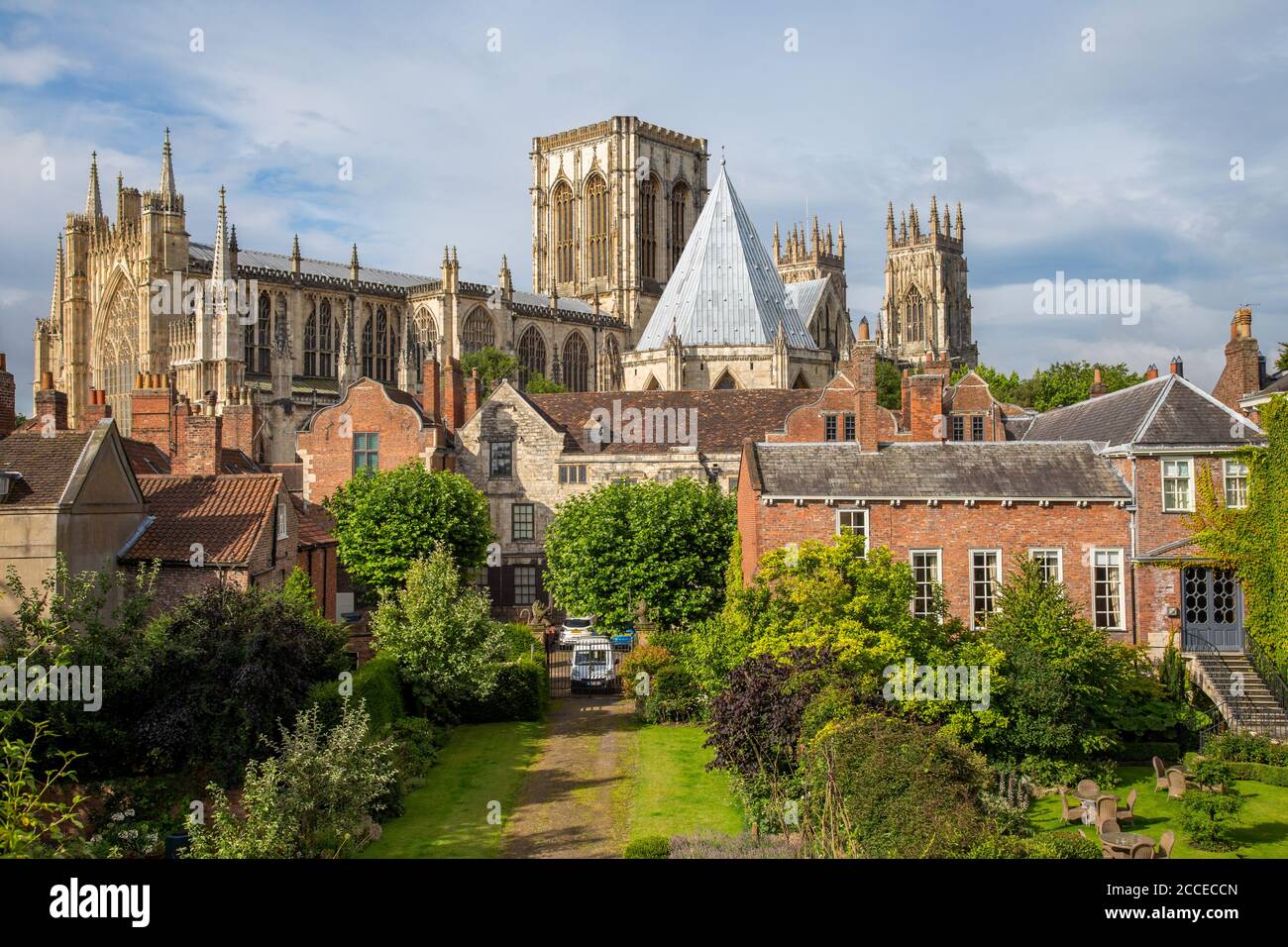 York Minster Gotische Kathedrale von der Stadtmauer aus gesehen, York, Yorkshire, England Stockfoto