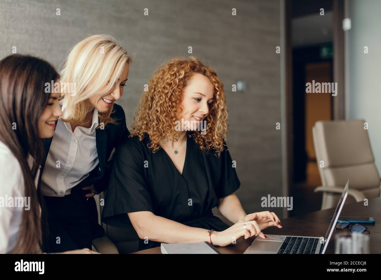 Schöne clever niedlich charmant attraktive elegante weibliche Geschäftspartner haben Online-Treffen mit potenziellen Investor, sammeln im Kreis in der Nähe von Tisch wi Stockfoto