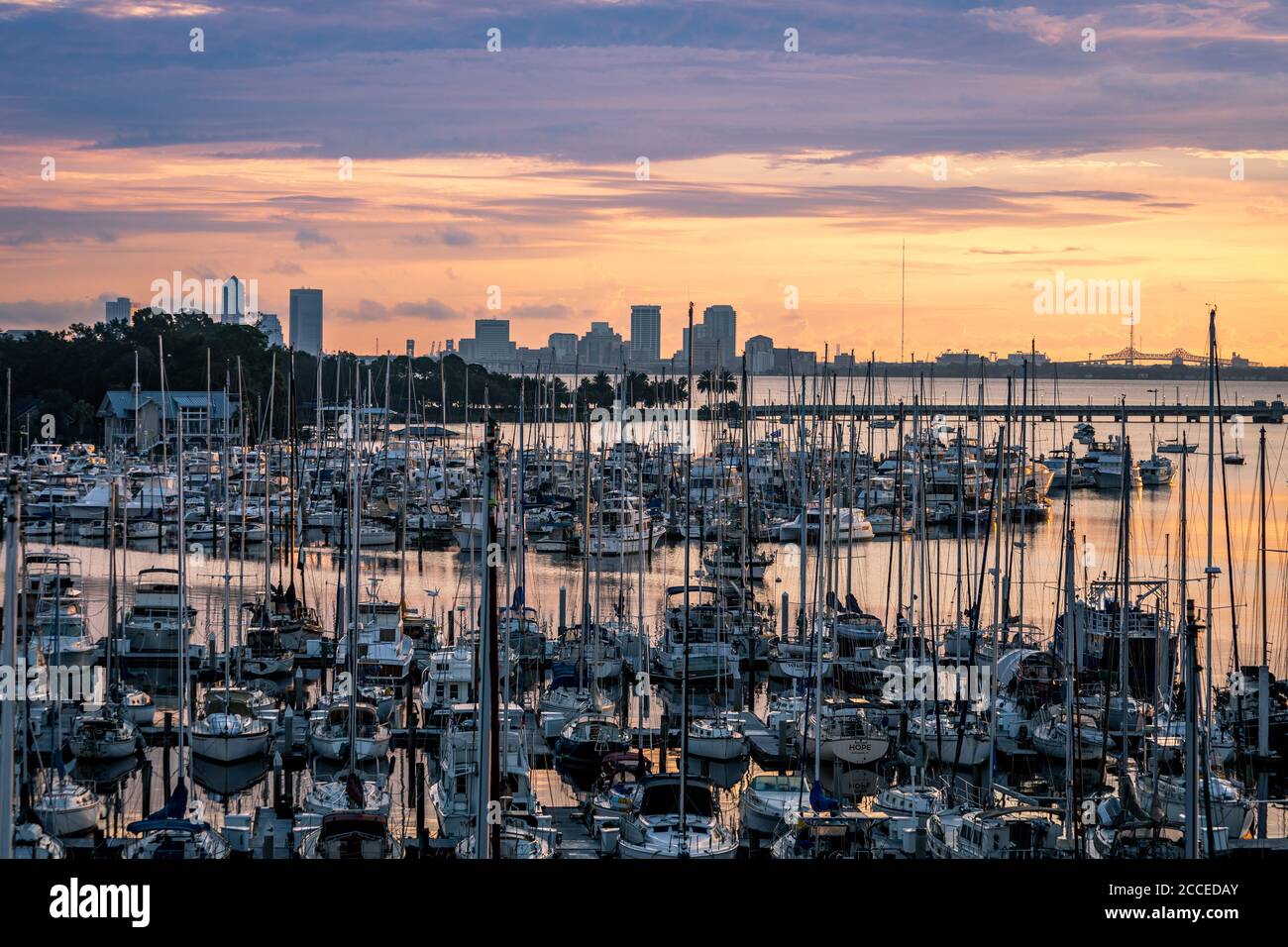sonnenaufgang am Yachthafen Stockfoto