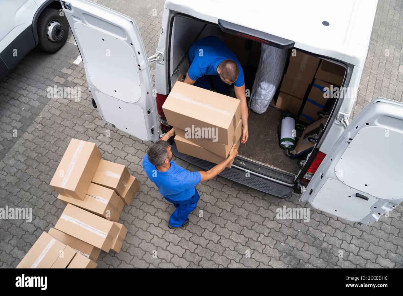 Öffnen Sie Die Lkw-Zustellung. Mover Men Umzugsboxen Stockfoto