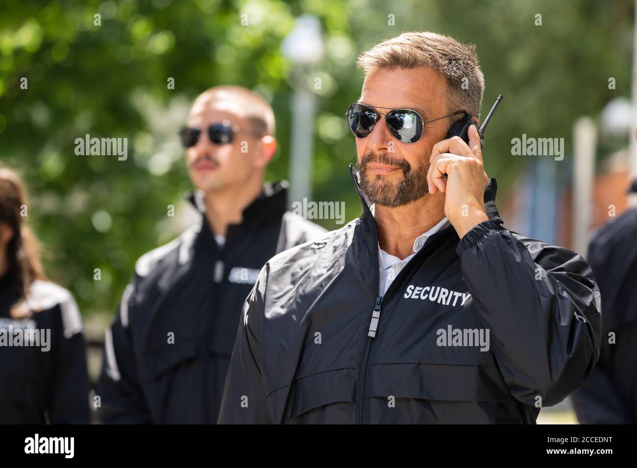 Security Guard Event Service. Officer Und Seine Gruppe Stockfoto