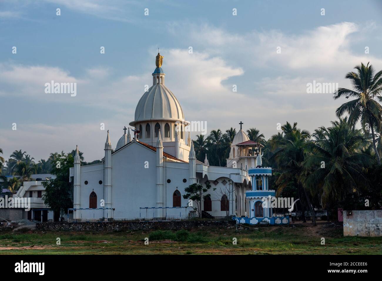 Eine weiße Kirche am Strand von Tamil nadu in der Nähe von Nagecoil Stockfoto