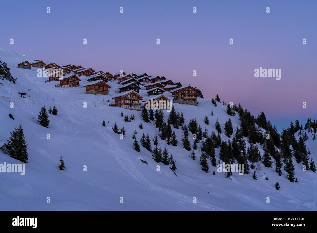 Europa, Schweiz, Wallis, Belalp, stimmungsvoller Sonnenuntergang im Bergdorf Belalp Stockfoto