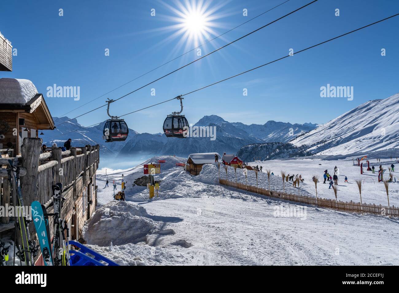 Europa, Schweiz, Wallis, Belalp, Blick von der Hamilton Lodge auf die Gondeln der Belalp Bergbahn Stockfoto
