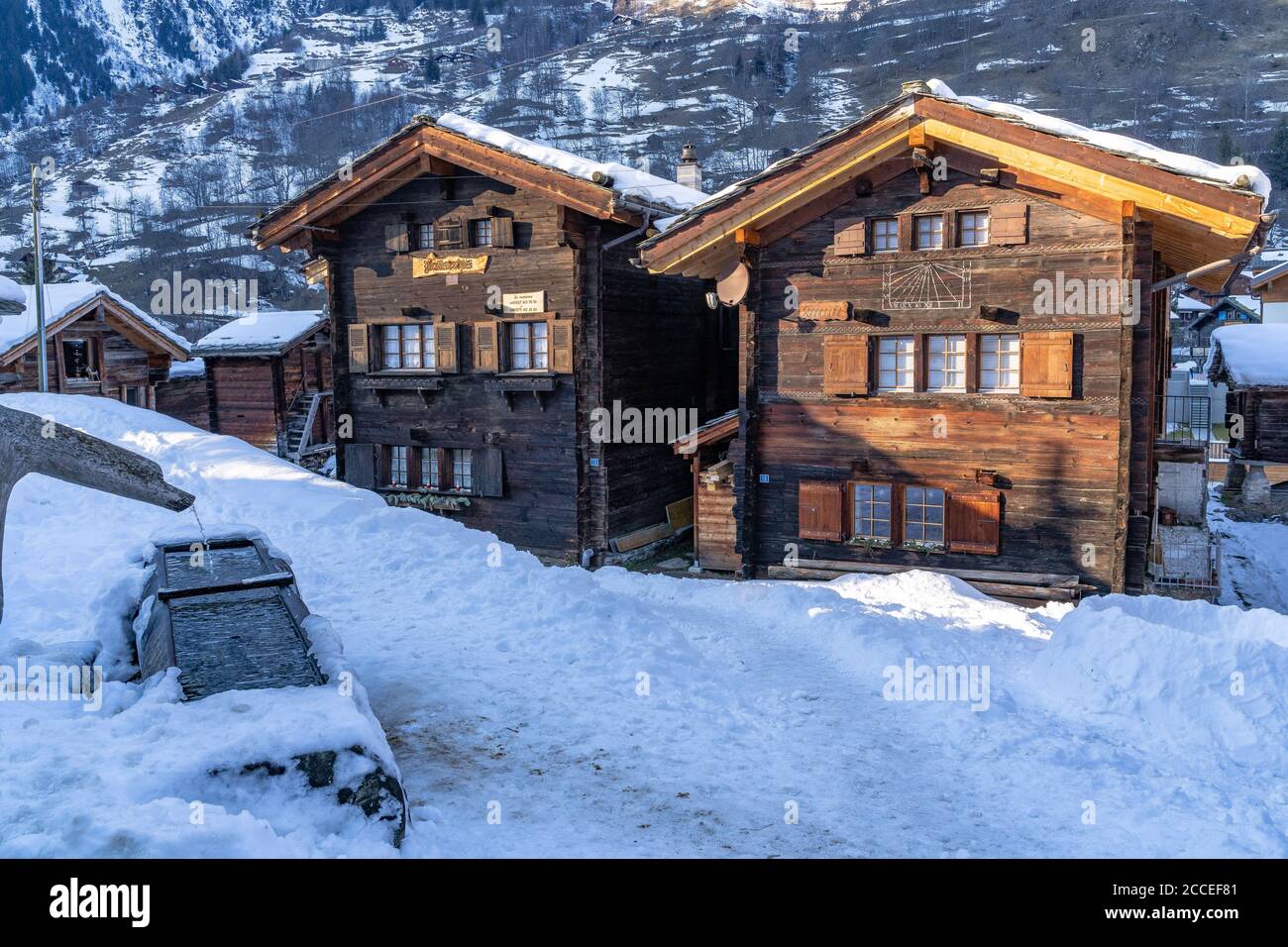 Europa, Schweiz, Wallis, Blatten, historische Holzhäuser im typischen Architekturstil der Walliser Alpen Stockfoto