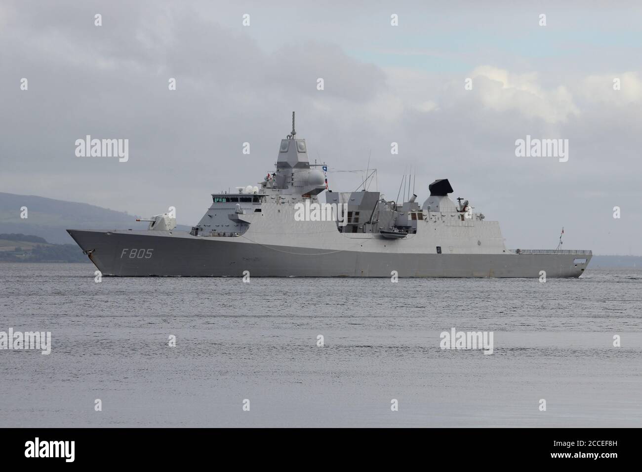 HNLMS Evertsen (F805), eine Fregatte der De Zeven Provincien-Klasse, die von der niederländischen Marine betrieben wird und Greenock während der Übung Joint Warrior 12 passiert. Stockfoto