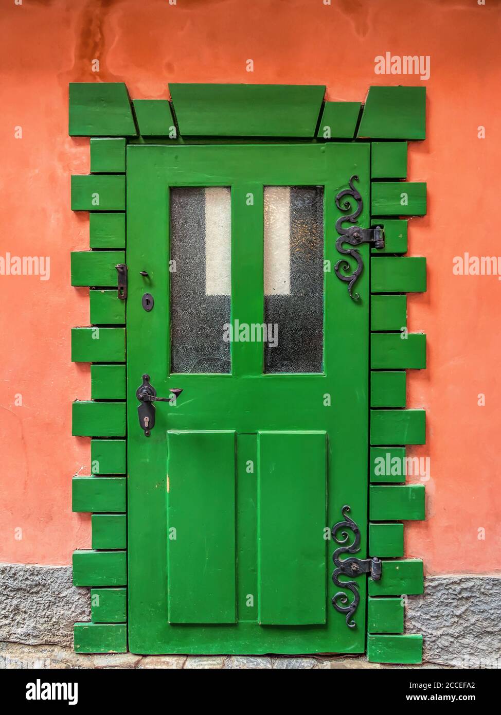 Grüne Holztür mit Metallbeschlägen Stockfoto