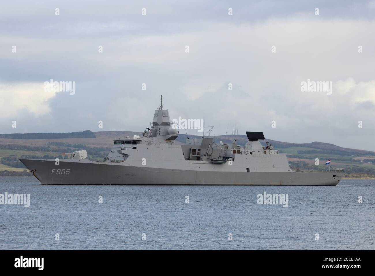 HNLMS Evertsen (F805), eine Fregatte der De Zeven Provincien-Klasse, die von der niederländischen Marine betrieben wird und Greenock während der Übung Joint Warrior 12 passiert. Stockfoto