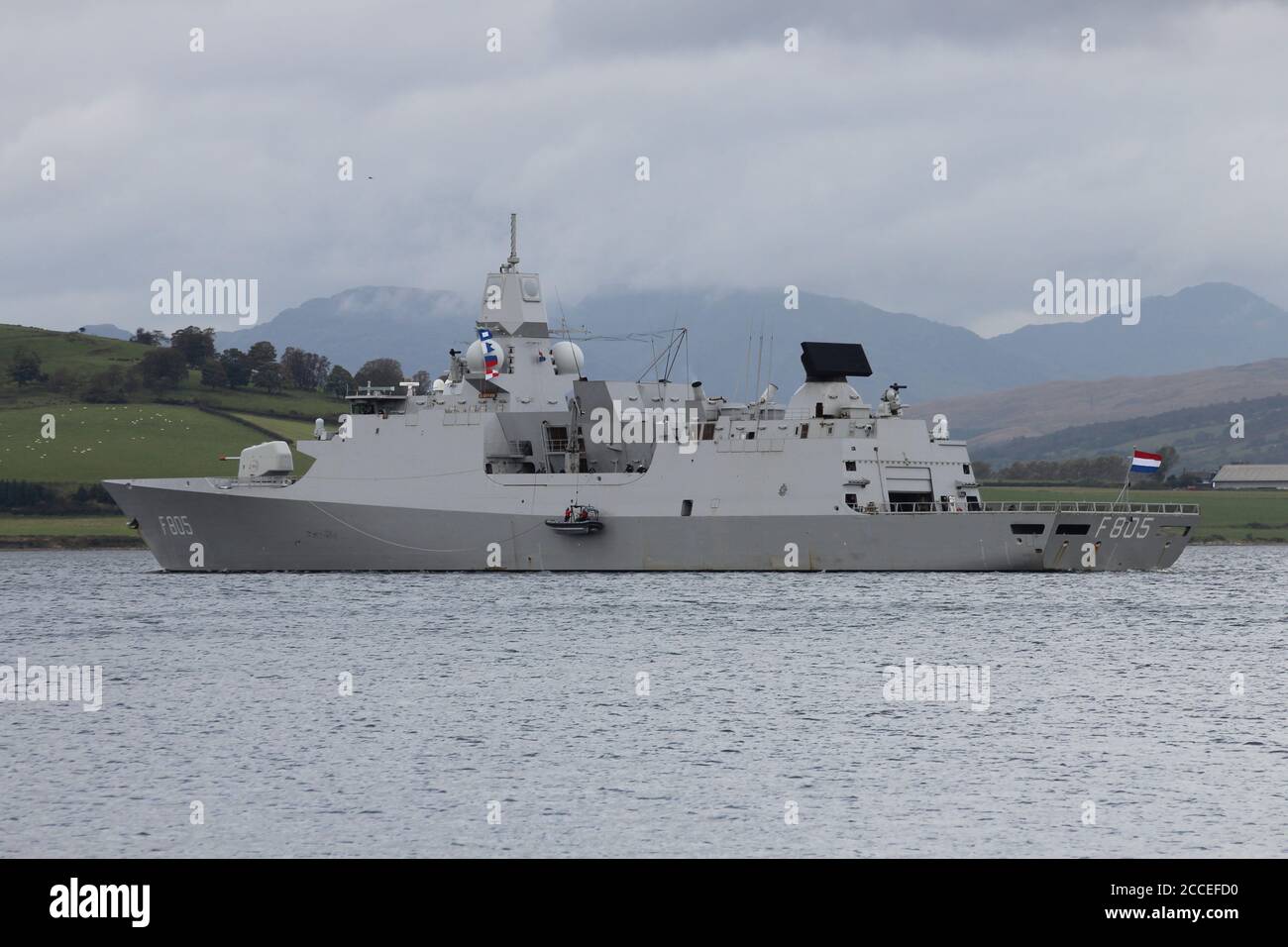 HNLMS Evertsen (F805), eine Fregatte der De Zeven Provincien-Klasse, die von der niederländischen Marine betrieben wird und Greenock während der Übung Joint Warrior 12 passiert. Stockfoto