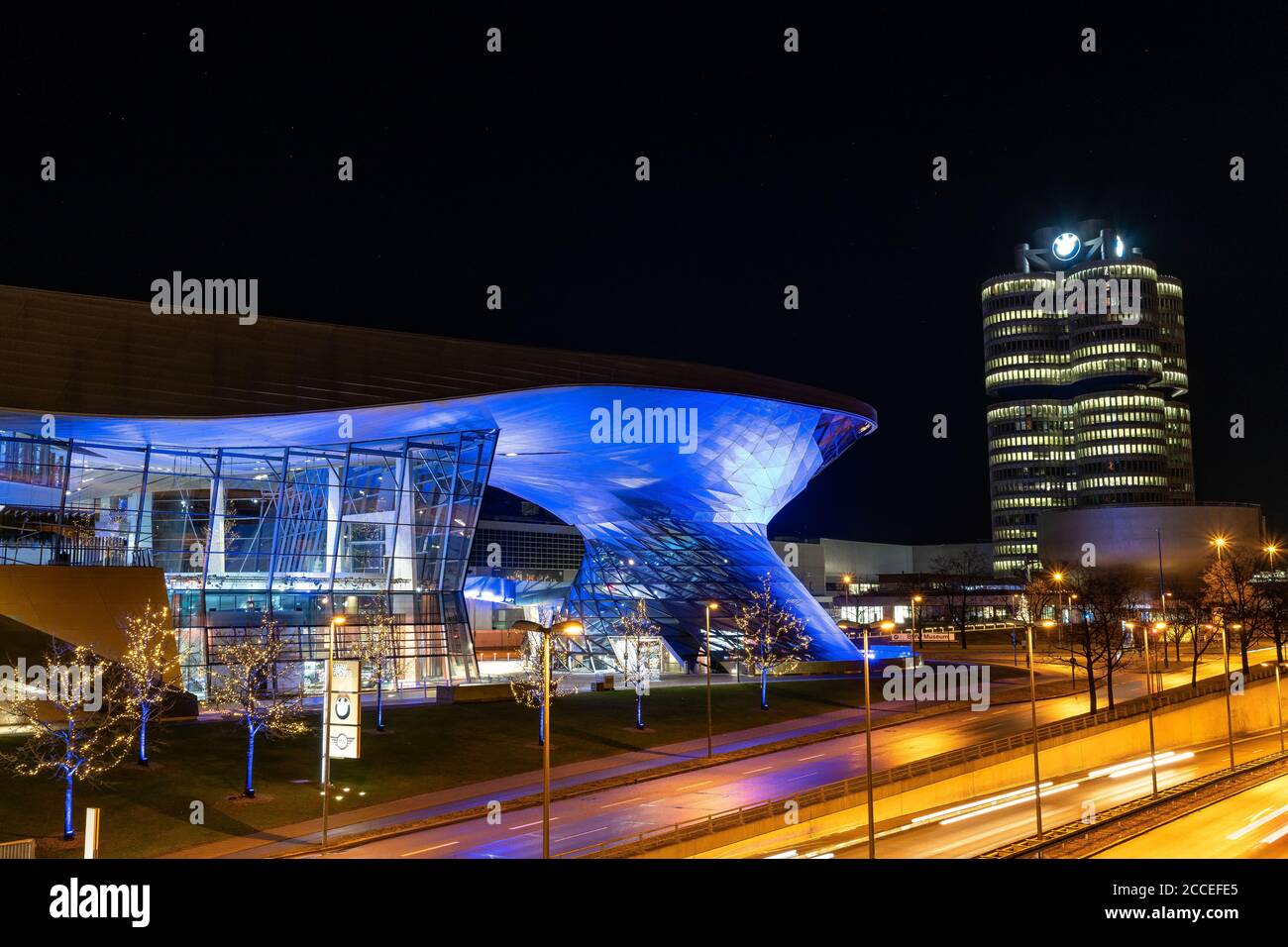 Europa, Deutschland, Bayern, München, Innenstadt, Georg-Brauchle-Ring, Blick auf die BMW Welt und die BMW Zentrale in München bei Nacht Stockfoto