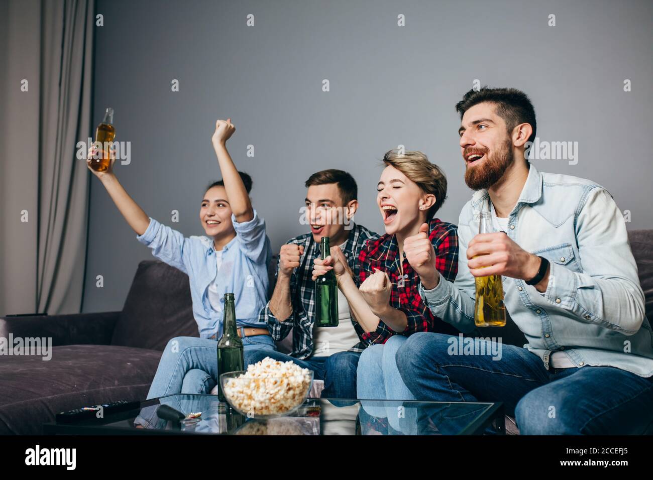 Seitenansicht Schuss. Schreiende Fans von Rugby zu Hause Stockfoto