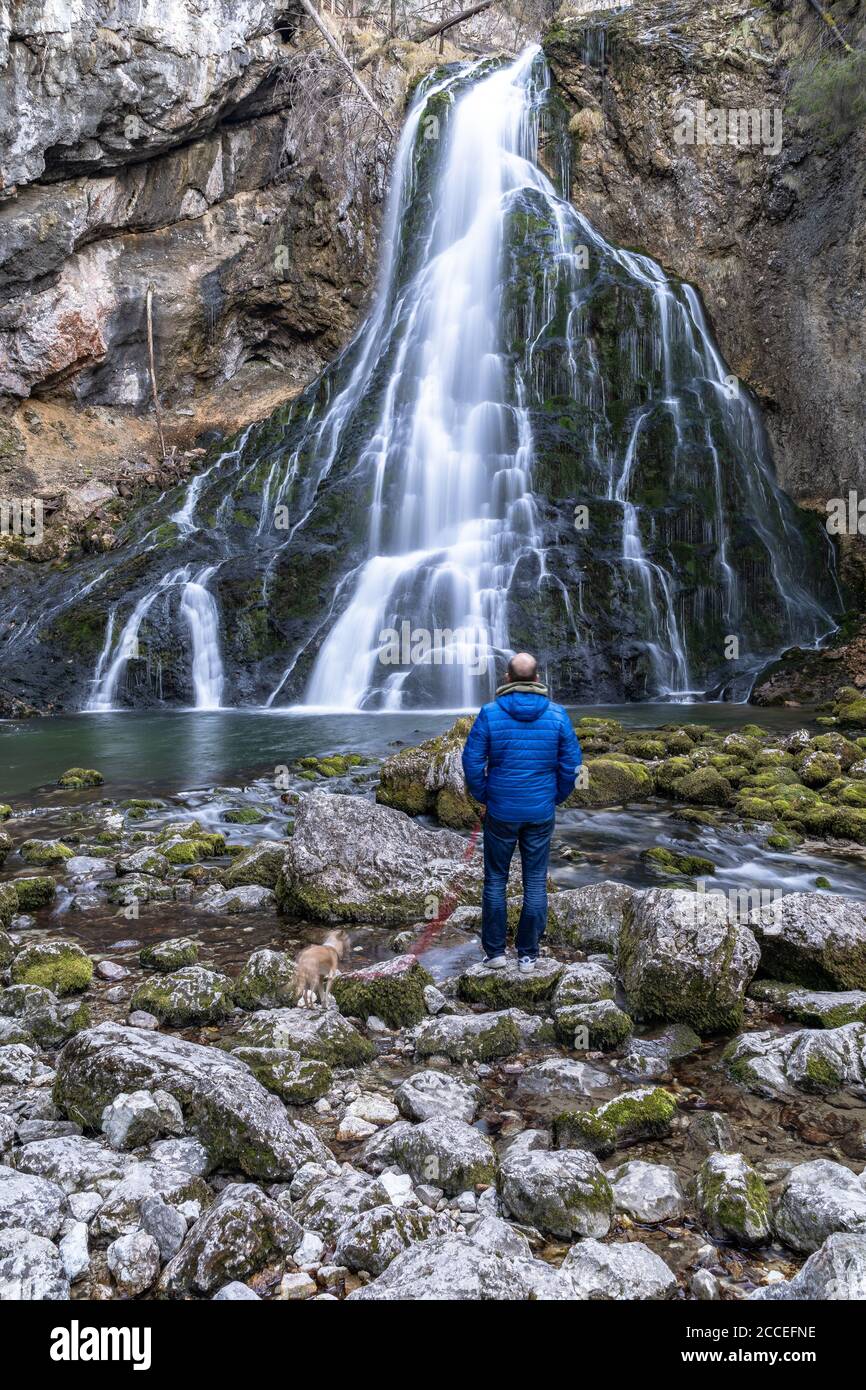Europa, Österreich, Salzburger Land, Tennengau, Golling an der Salzach, Wanderer mit Hund vor dem Golling Wasserfall Stockfoto