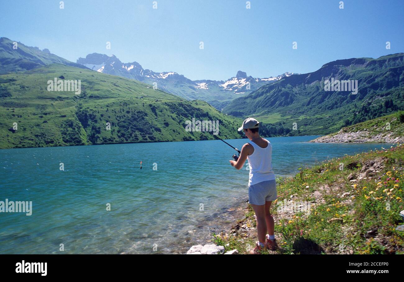 Angler Frau an den Roselend Beaufortain Savoie Damm See mit Im Hintergrund Berg 'Pierra Menta' berühmt für das Skirennen Stockfoto