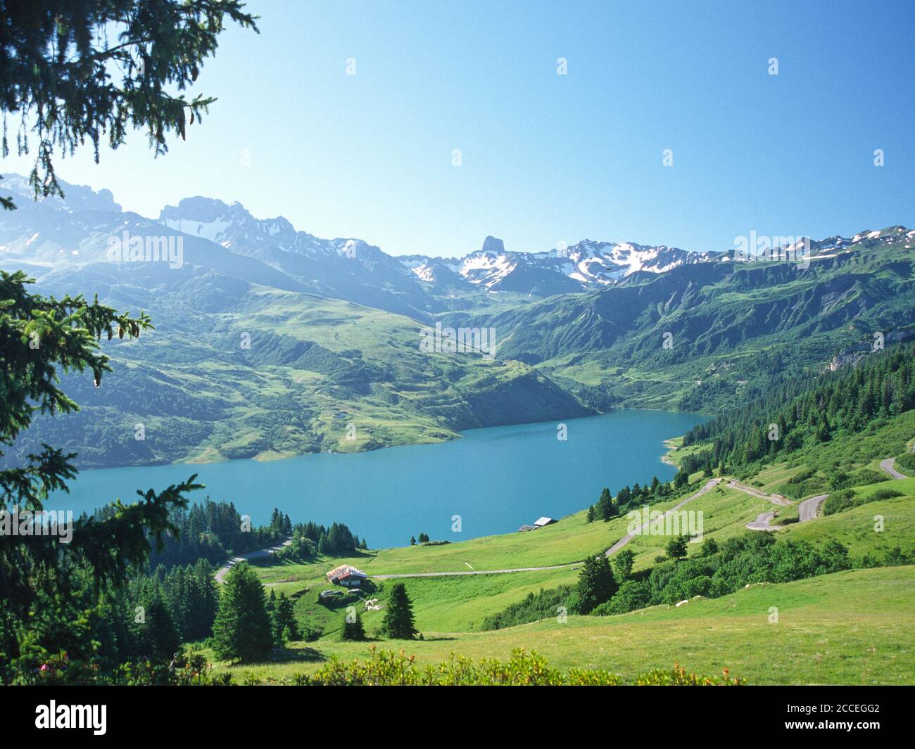 Roselend Beaufortain Savoie Damm See mit im Hintergrund Berg 'Pierra Menta' berühmt für das internationale Winter-Skitourenrennen Stockfoto