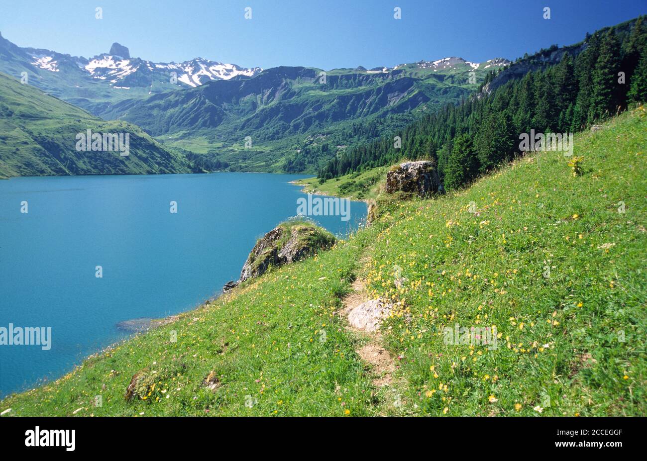 Roselend Beaufortain Savoie Damm See mit im Hintergrund Berg 'Pierra Menta' berühmt für das internationale Winter-Skitourenrennen Stockfoto