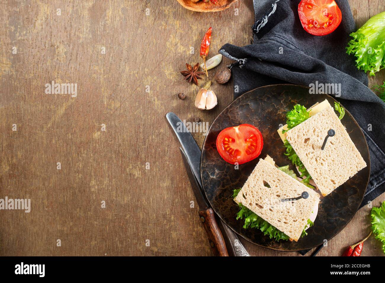 club Sandwich - geröstetes Sandwich mit Schinken, Tomaten, Salat und Gurke Stockfoto